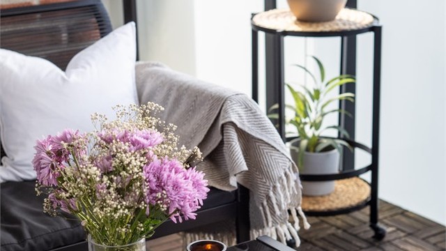 Balkongen er et perfekt sted for en kaffekopp.