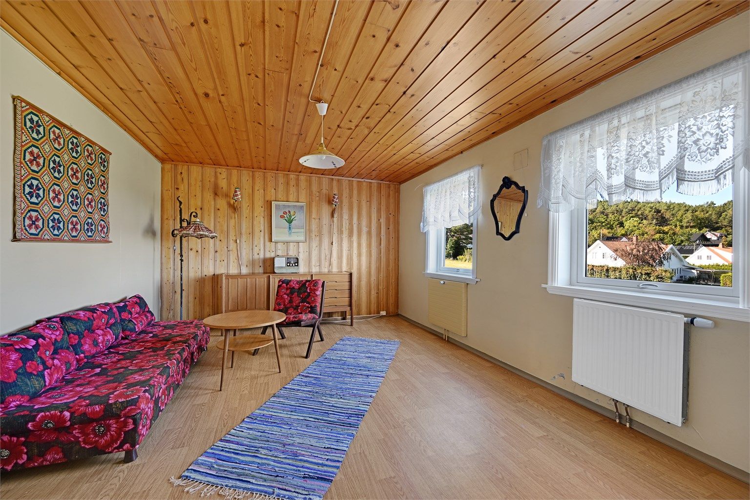 Kjellerstue med panelte flater og radiator tilknyttet vannbåren varme. Deler av rommet har vært benyttet som fyrrom og er ikke bruksendret hos kommunen. 