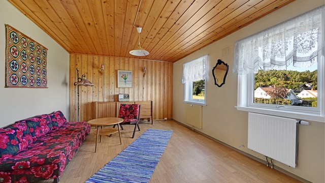 Kjellerstue med panelte flater og radiator tilknyttet vannbåren varme. Deler av rommet har vært benyttet som fyrrom og er ikke bruksendret hos kommunen.