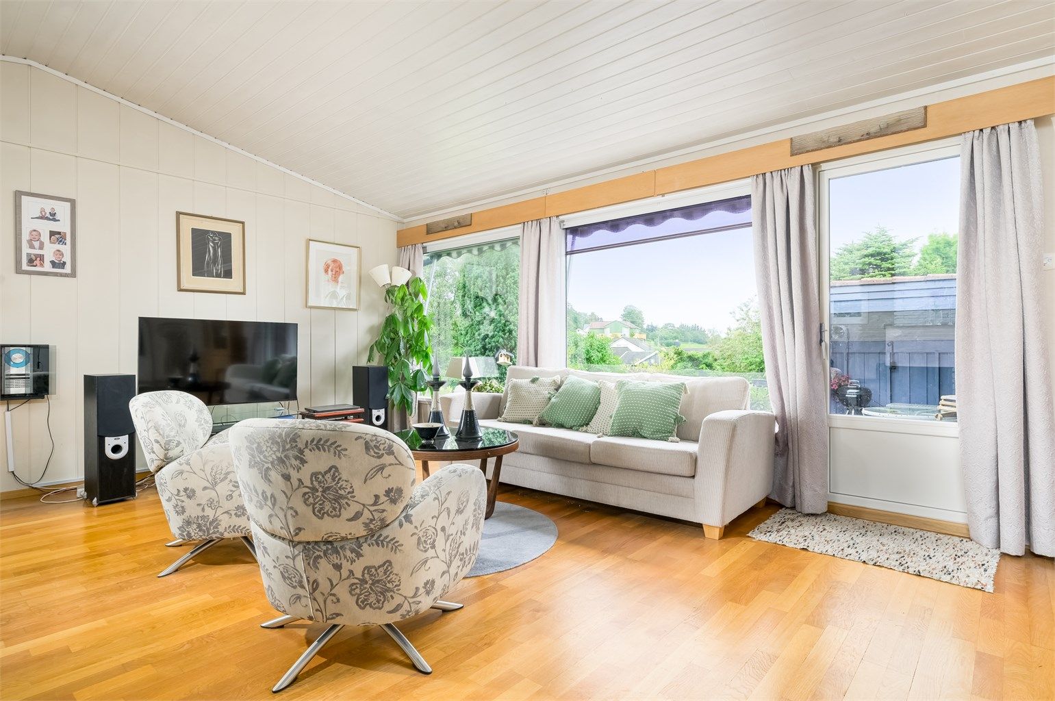 Stuen har direkte utgang til et stort og opparbeidet uteområde