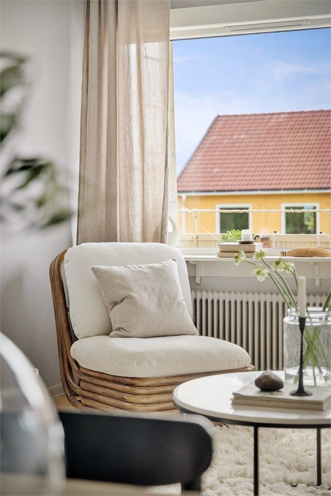 Leiligheten er oppvarmet med vannbåren varme til radiatorer som betales over felleskostnadene