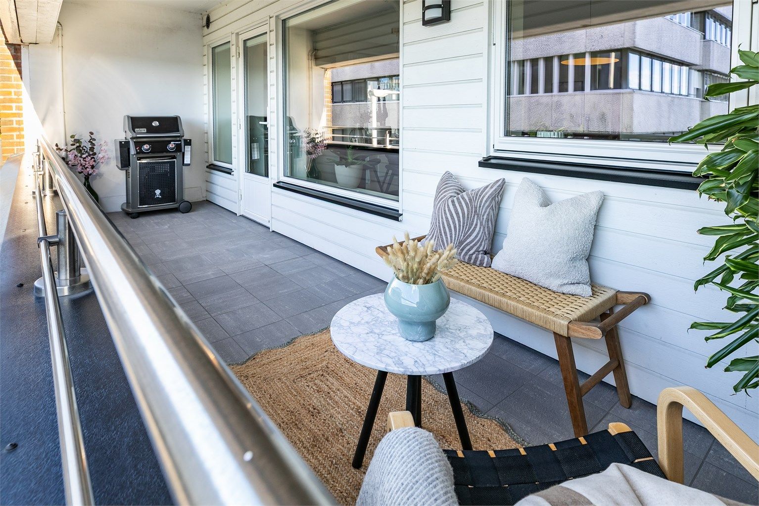 På verandaens ca. 10 kvm. er det mulighet for både sittegrupper og grill. Gulvet er helhetlig utført med fliser.