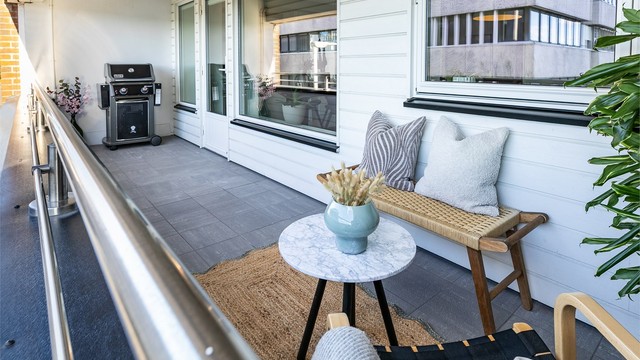 På verandaens ca. 10 kvm. er det mulighet for både sittegrupper og grill. Gulvet er helhetlig utført med fliser.
