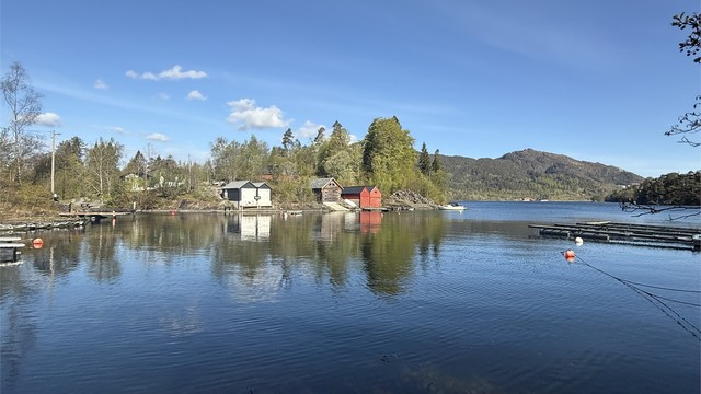 Naustet til høyre.