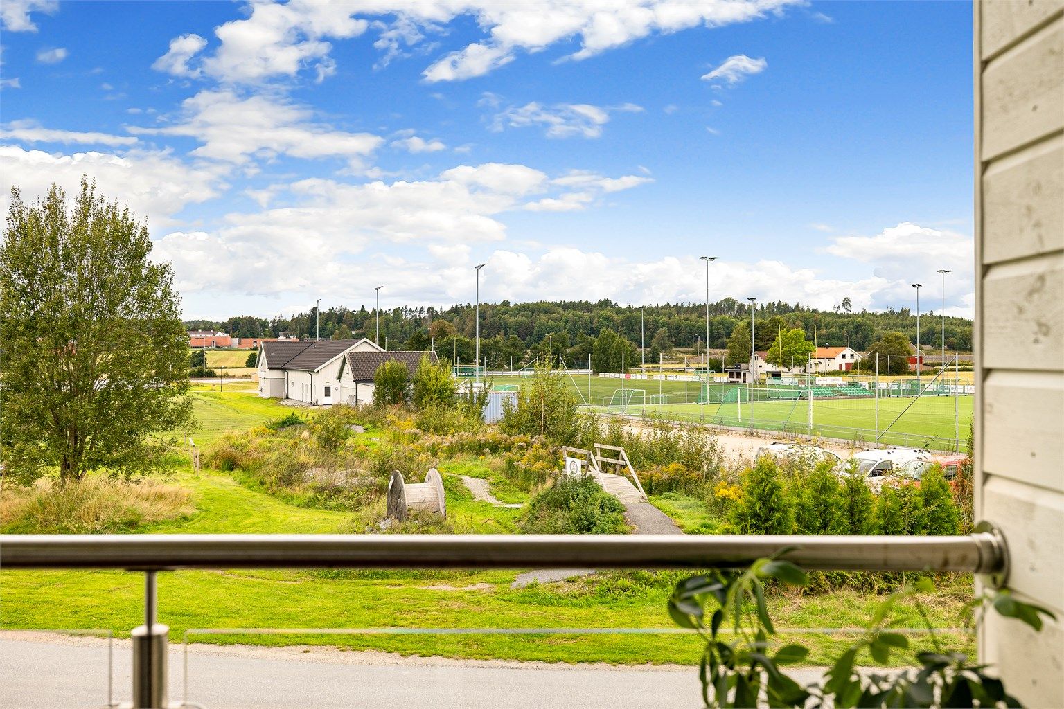 På verandaen er det sommerstid sol store deler av dagen, frem til se kveld. Prisverdig er også det vidstrakte utsynet i vestlig retning.