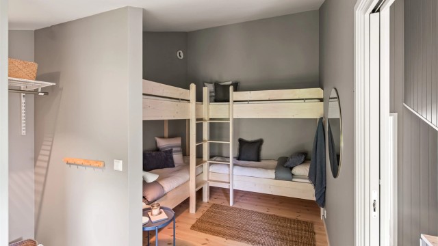 Soverommet mot nord har rikelig med sengeplasser i form av plassbygde og spesialtilpassede sengeløsning (totalt 4 stykk).
