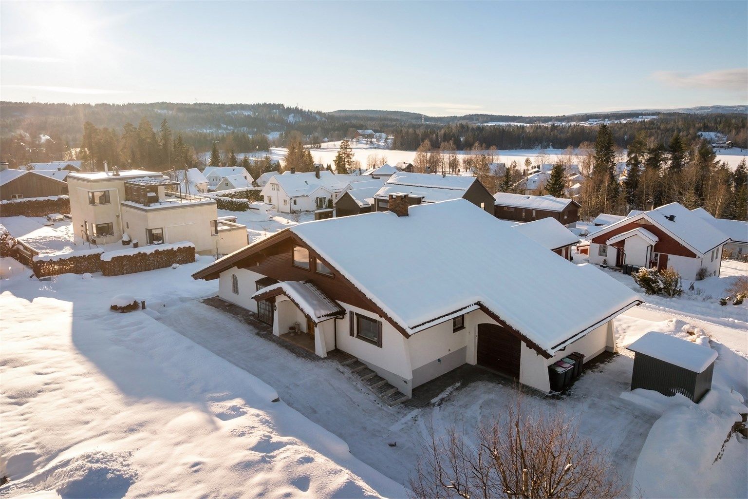 Eiendommen ligger i idylliske og naturnære omgivelser, med nærhet til badevann.