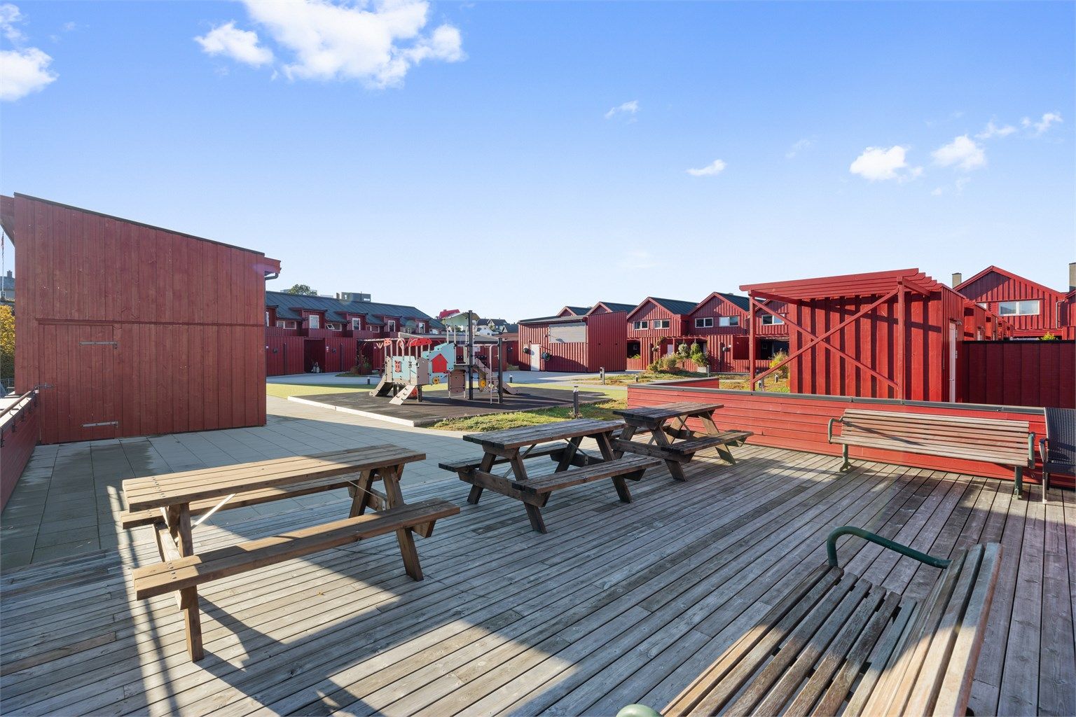 Felles treterrasse med sittebenker tilrettelagt for sosiale sammenkomster.