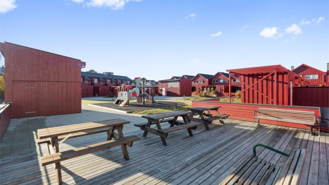 Felles treterrasse med sittebenker tilrettelagt for sosiale sammenkomster.