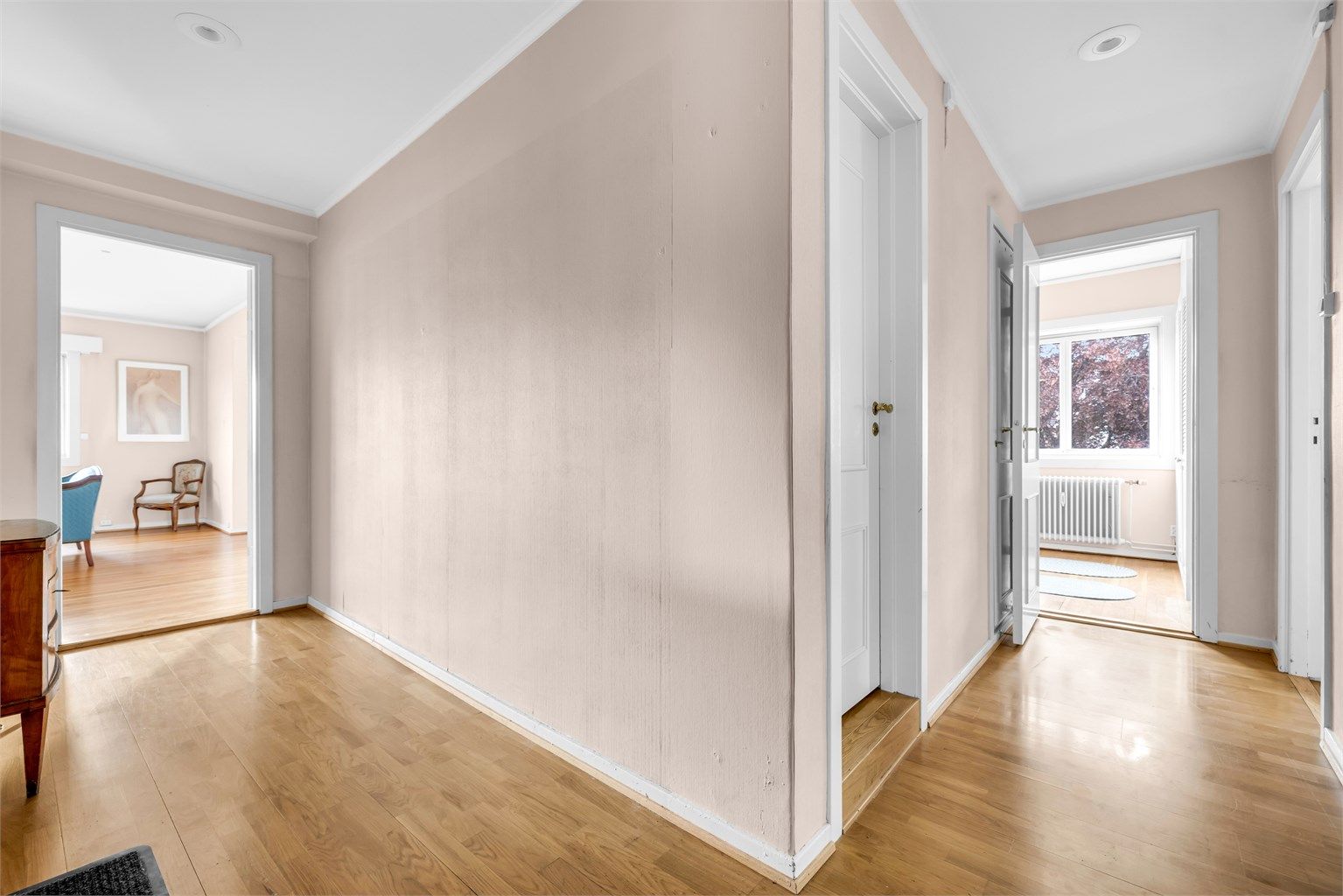 Stor, lys entré som leder videre til boligens øvrige rom. God plass til å sette fra seg sko og henge fra seg yttertøy. 