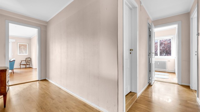 Stor, lys entré som leder videre til boligens øvrige rom. God plass til å sette fra seg sko og henge fra seg yttertøy.