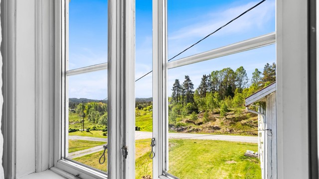 Fra vinduene i loftsetasjen har man utsikt over det landlige nærområdet.
