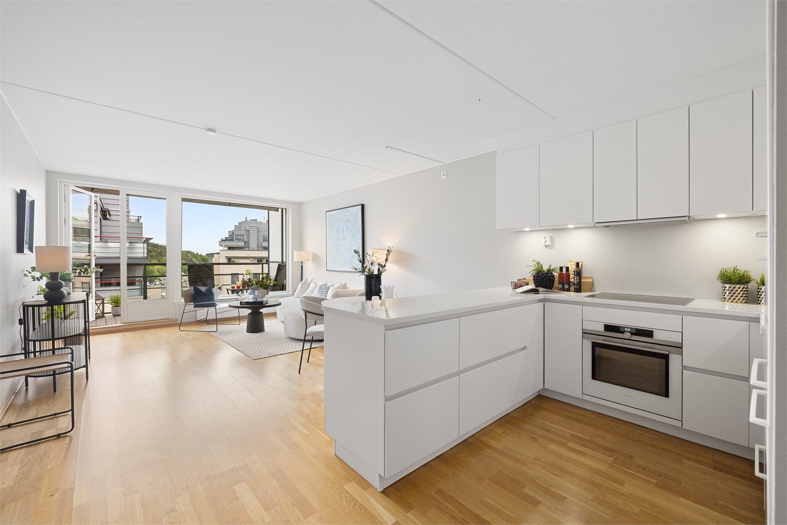 Romslig leilighet fra 2008 med store vindusflater og god planløsning. 