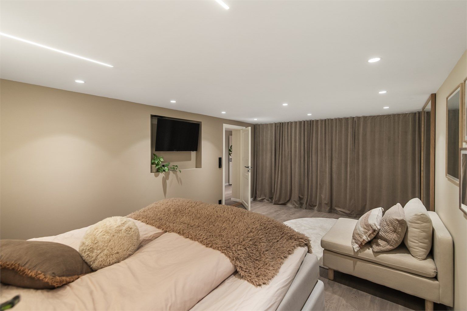 Rikelig med garderobeplass.