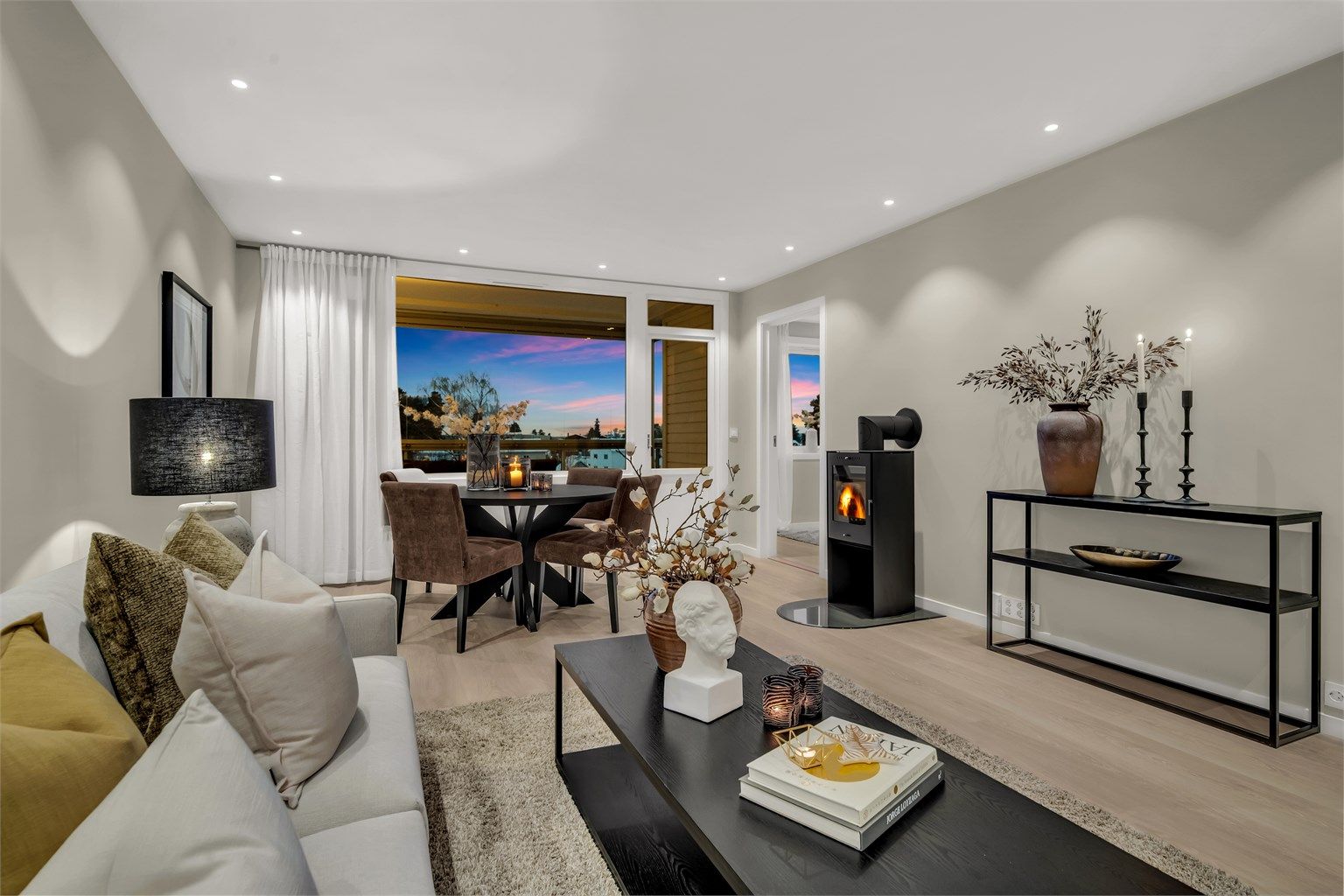 Leiligheten er en gjennomført 4-roms med en helhetlig og luksuriøs følelse.