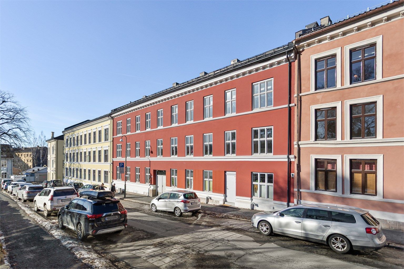 Danmarksgate er en idyllisk og stemningsfull smågate som bærer preg av områdets rike historie og særegne atmosfære