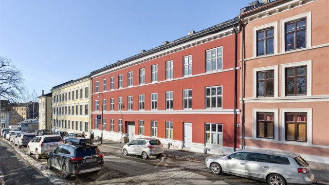 Danmarksgate er en idyllisk og stemningsfull smågate som bærer preg av områdets rike historie og særegne atmosfære