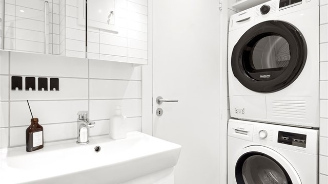 Badet er innredet med vegghengt servantskap med servant og et praktisk speilskap. Videre har badet vegghengt klosett, dusjhjørne og opplegg for vaskemaskin/tørketrommel.