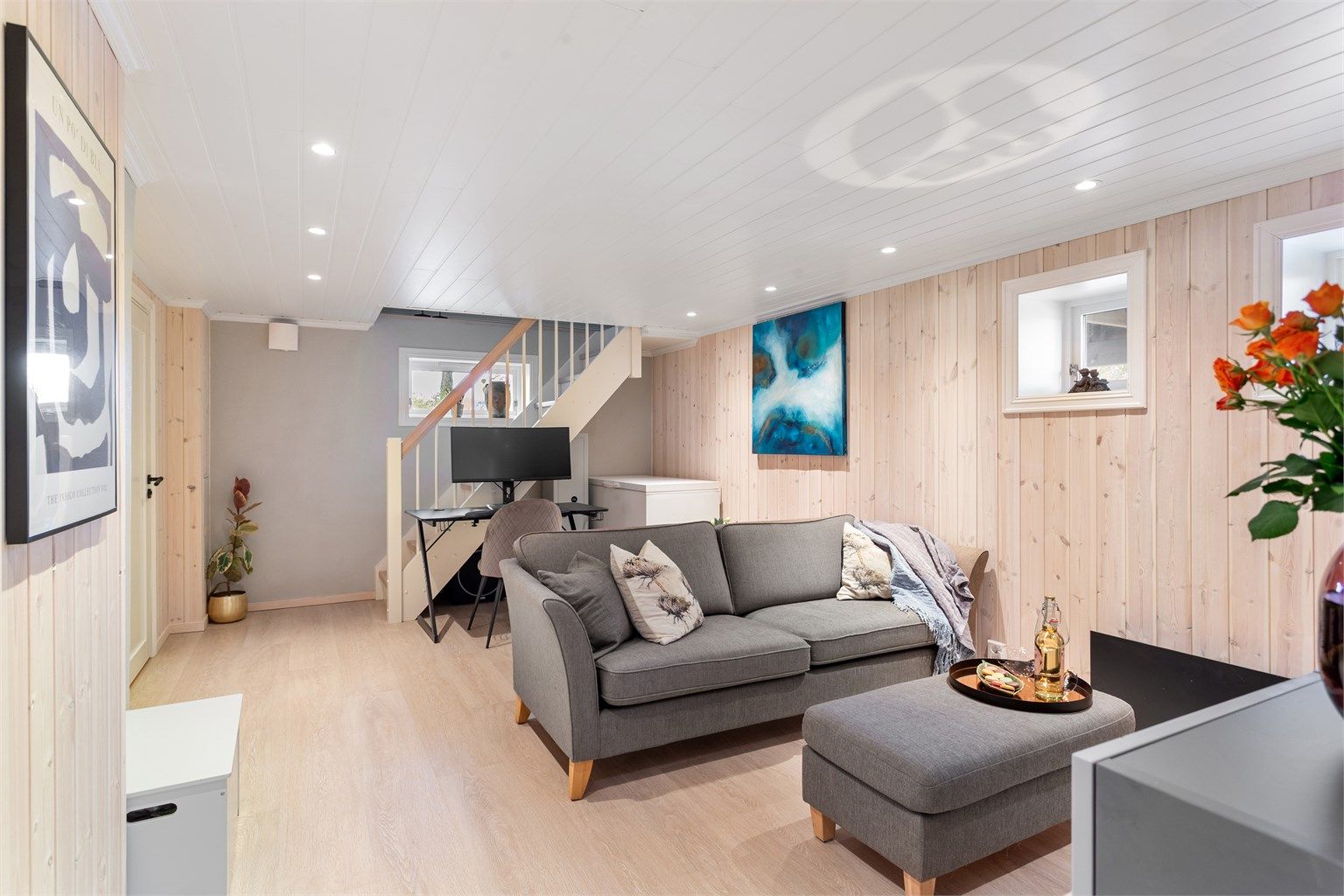 Kjellerstuen er et lunt og allsidig rom med lysnet trepanel og downlights i taket. Ikke godkjent for varig opphold.