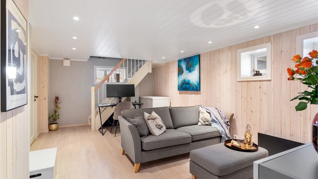 Kjellerstuen er et lunt og allsidig rom med lysnet trepanel og downlights i taket. Ikke godkjent for varig opphold.