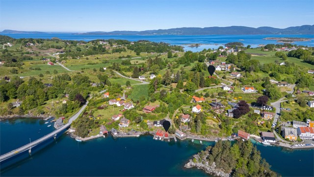 Velkommen til Norheim 10! Fritidseiendom med naust og brygge.