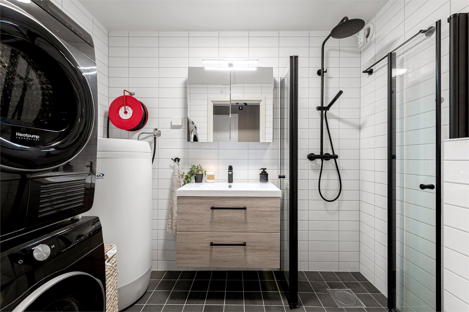 Badet har flislagt gulv med elektriske varmekabler og flislagte vegger.