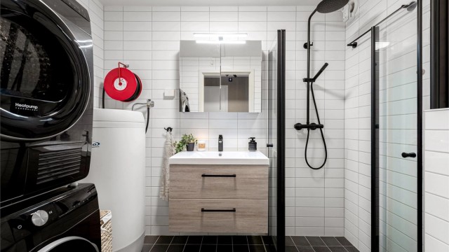 Badet har flislagt gulv med elektriske varmekabler og flislagte vegger.