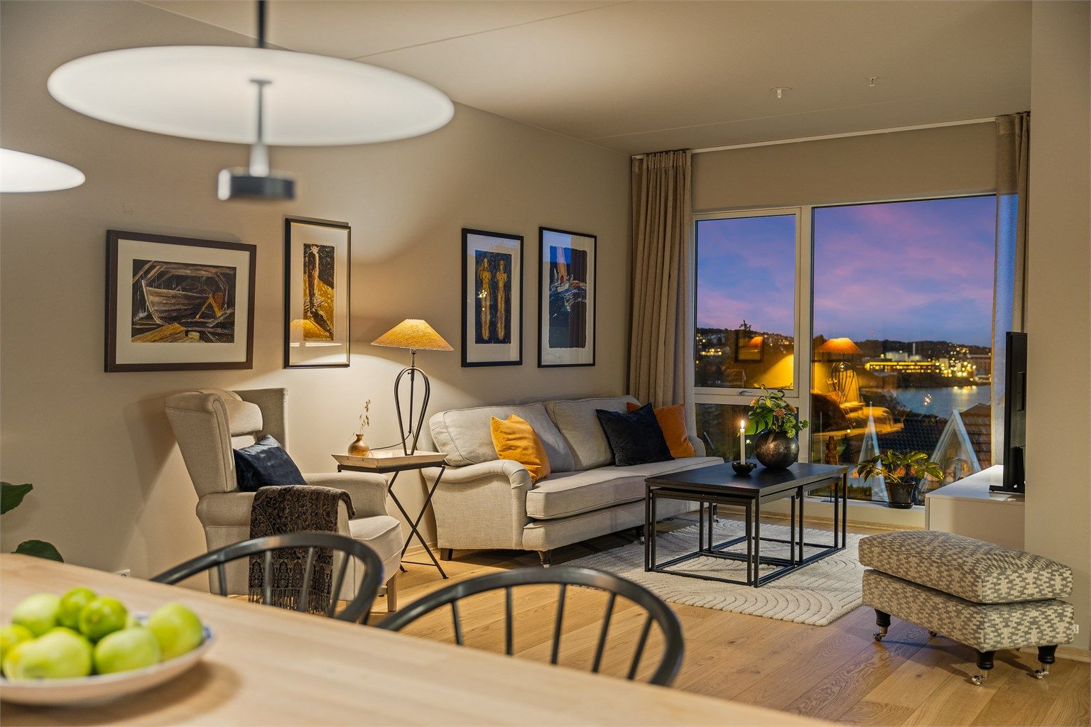 Lun, moderne og stilfull leilighet med nydelig utsikt til fjorden