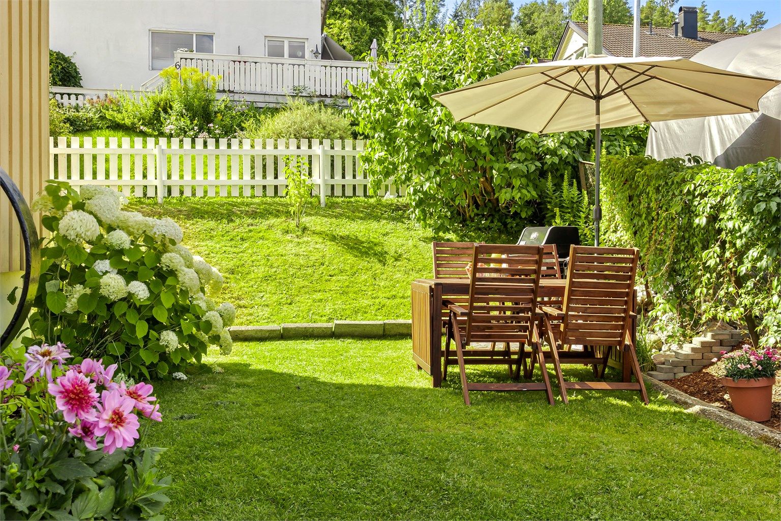 Pent opparbeidet hage som er fellesareal for sameiet