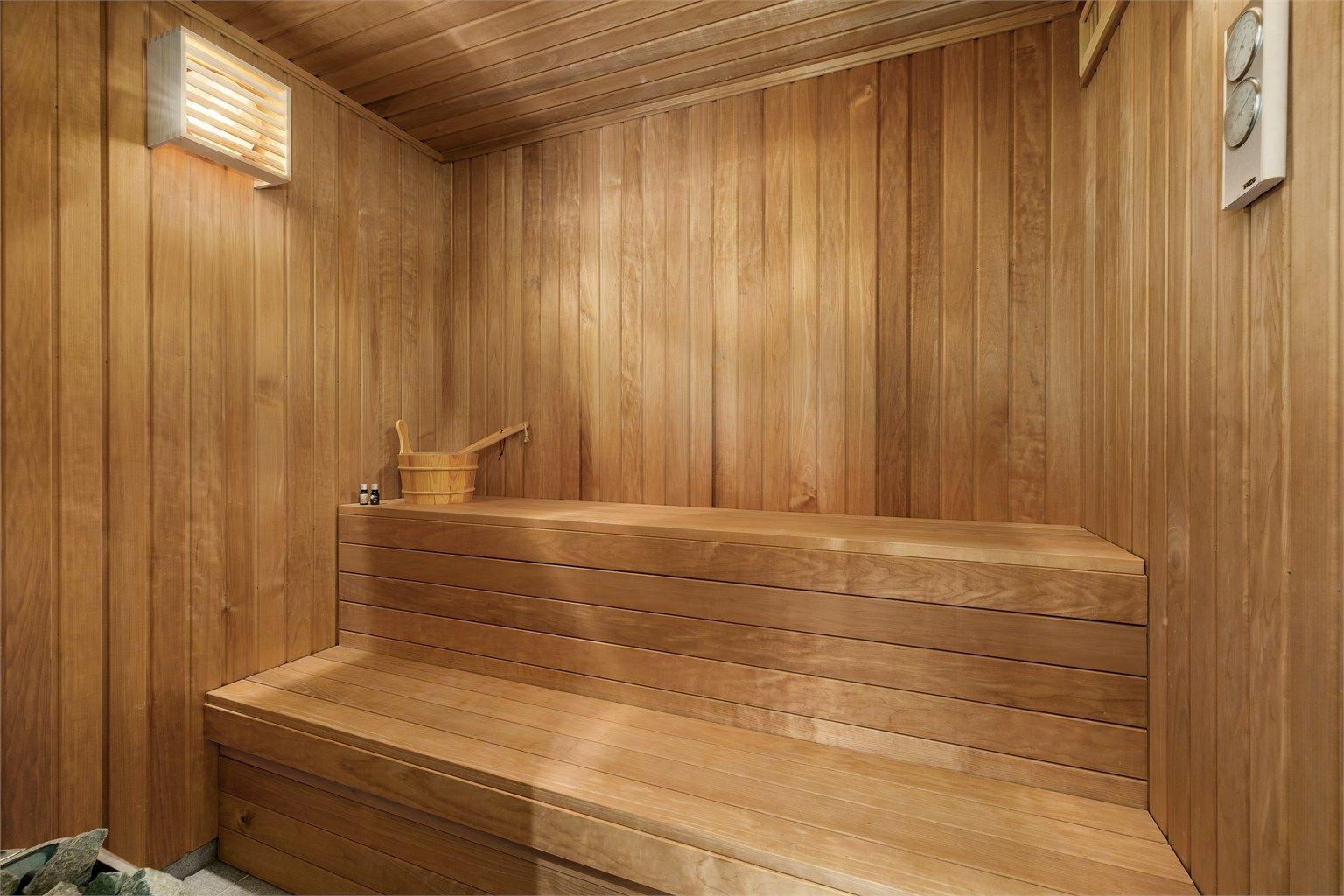 Etter en lang dag i fjellet kan man slappe av i hyttas egen badstue.