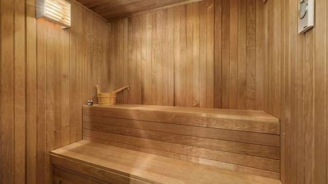 Etter en lang dag i fjellet kan man slappe av i hyttas egen badstue.