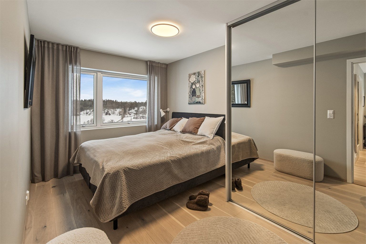 Hovedsoverom med skyvedørsgarderobe 