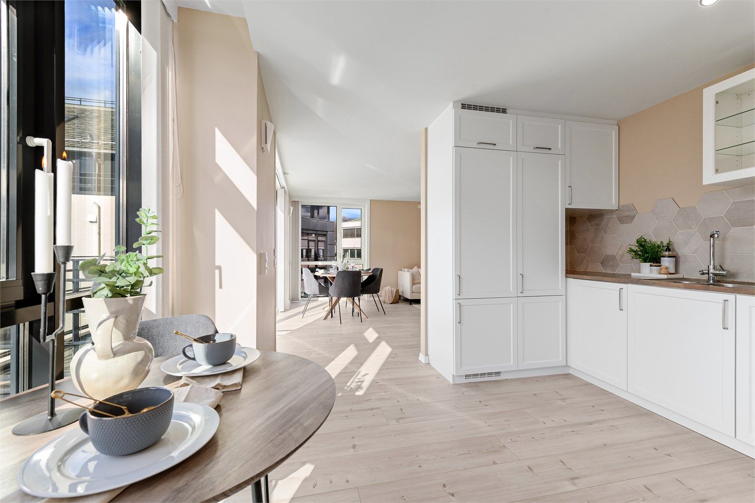 Den åpne løsningen gir god kontakt med stuen. Det er også plass til spisebord på kjøkkenet