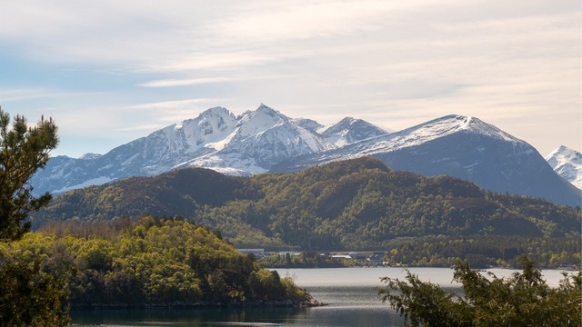 Utsikt mot de majestetiske Sunnmørsalpene