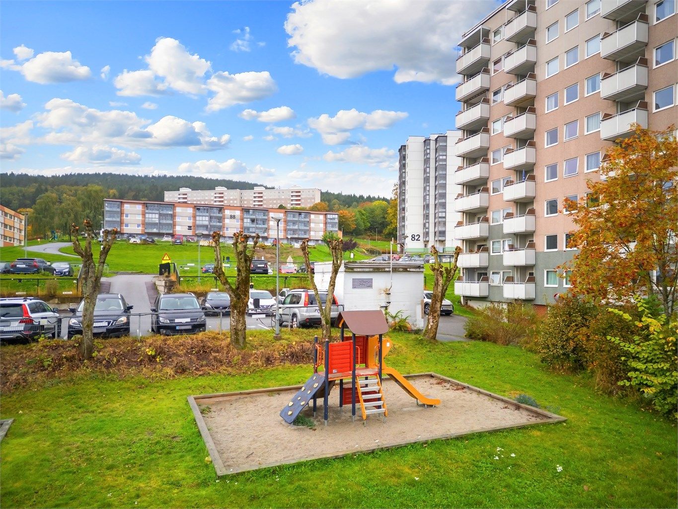 Én parkeringsplass tildeles etter søknad (ansiennitetsliste).