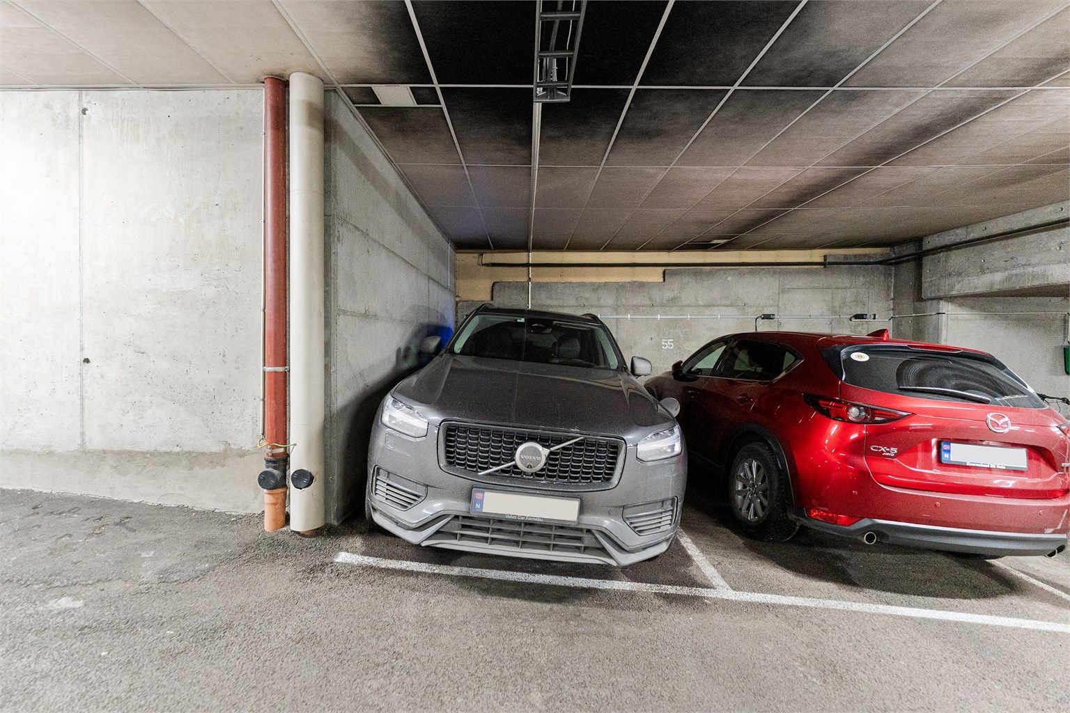 Leiligheten disponerer en fast parkeringsplass, nr. 54, i felles garasjekjeller.