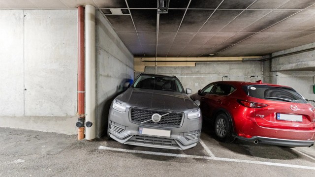 Leiligheten disponerer en fast parkeringsplass, nr. 54, i felles garasjekjeller.