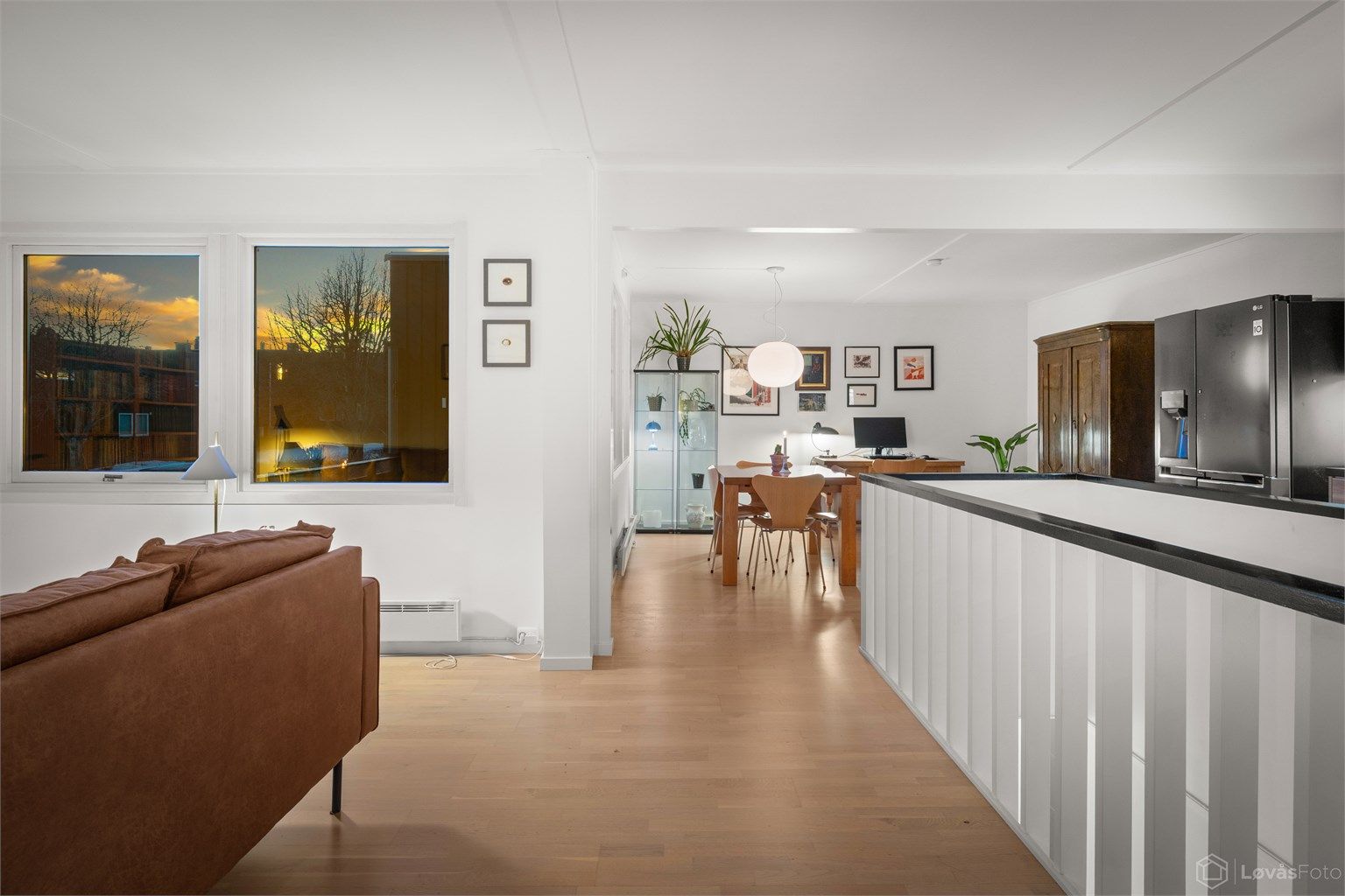 Den åpne løsningen skaper en lys og luftig atmosfære i hele etasjen.