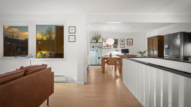 Den åpne løsningen skaper en lys og luftig atmosfære i hele etasjen.