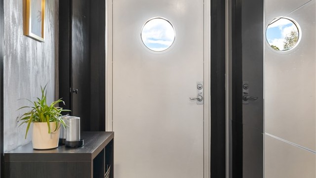 Entreen har flislagt gulv med behagelig gulvvarme og skyvedørsgarderobe