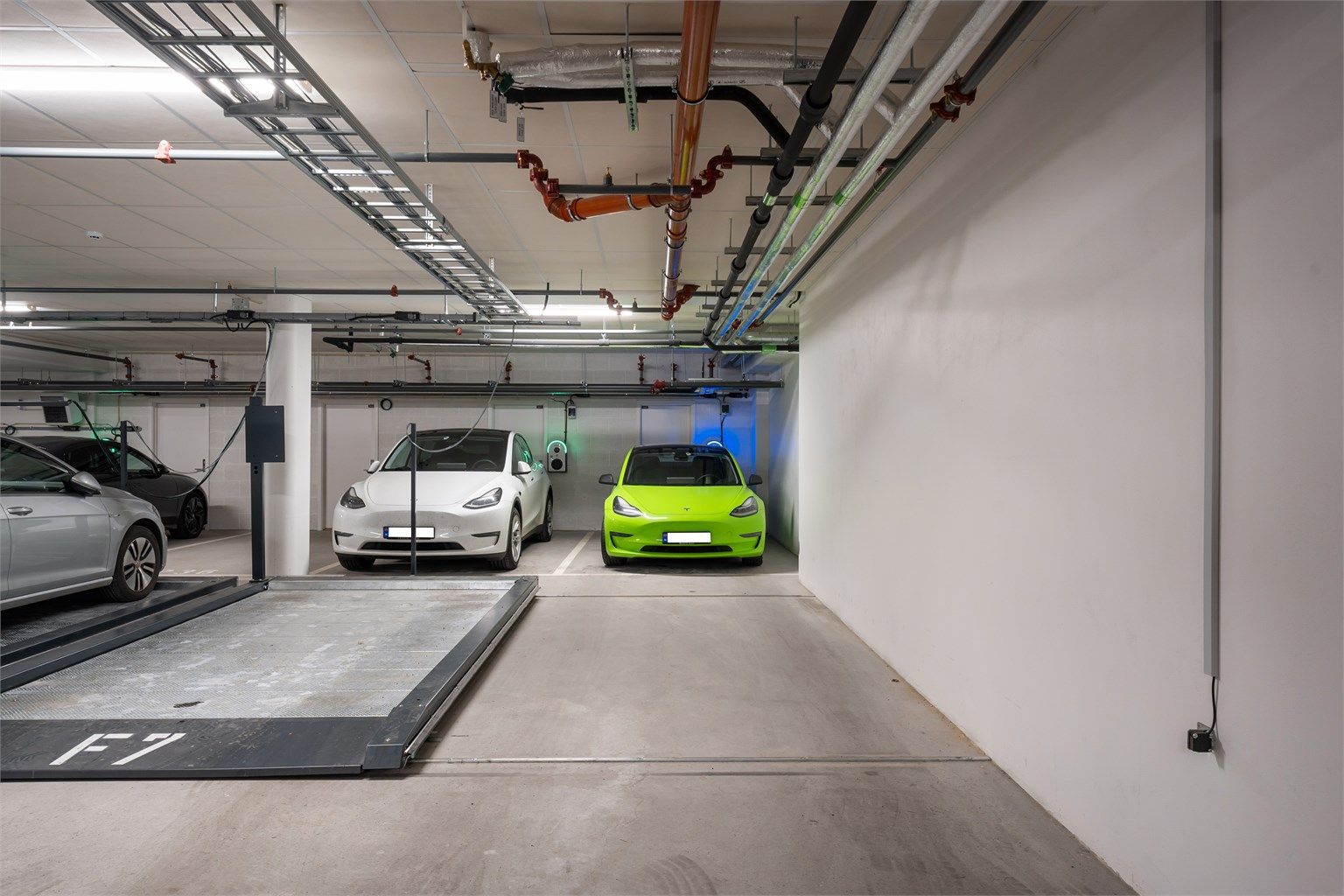 Det medfølger to parkeringsplasser i felles garasjeanlegg. Det er montert én ladeboks