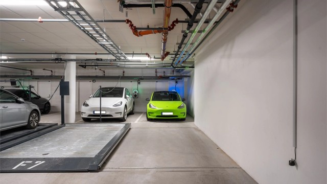 Det medfølger to parkeringsplasser i felles garasjeanlegg. Det er montert én ladeboks