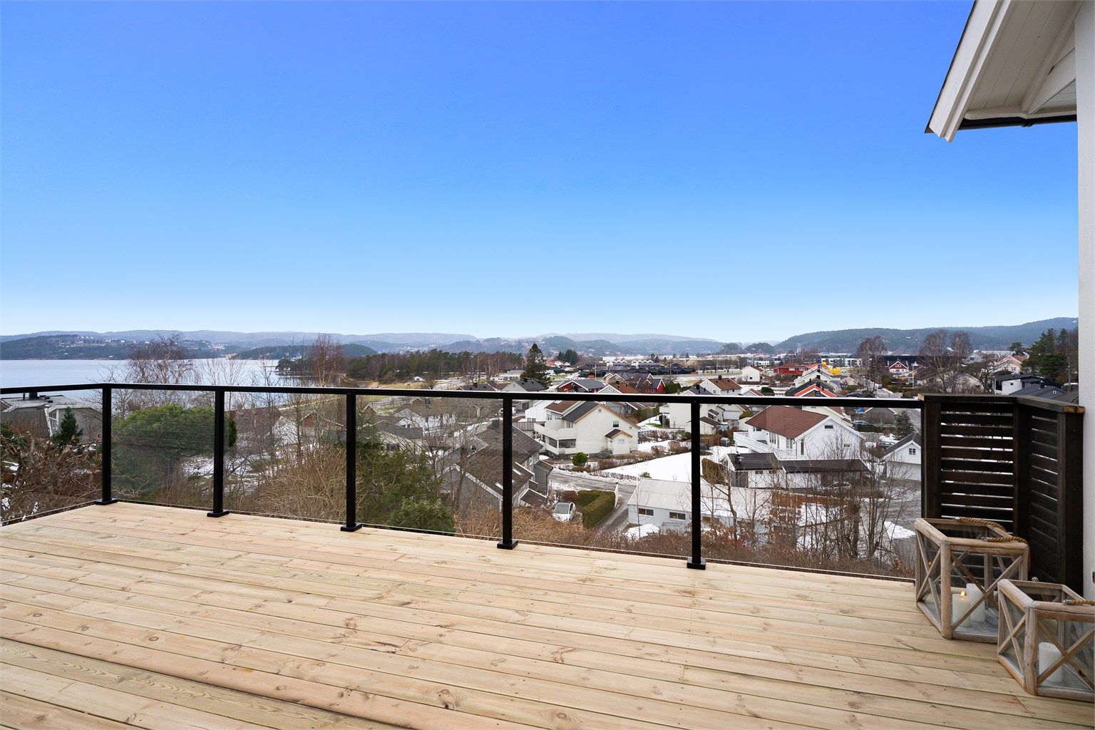 Det er oppført nytt rekkverk av metall og glass som utvider utsikten