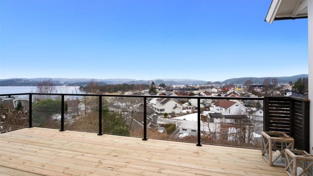 Det er oppført nytt rekkverk av metall og glass som utvider utsikten