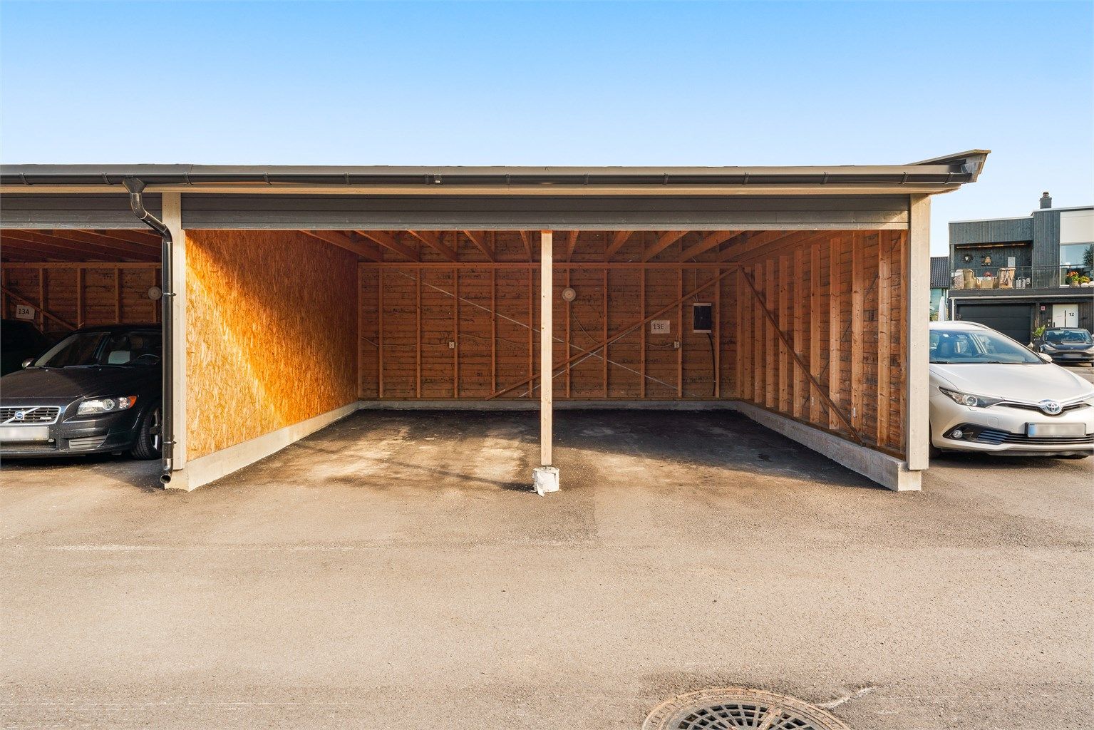 Det medfølger carport, med mulighet for etablering av elbil-lader