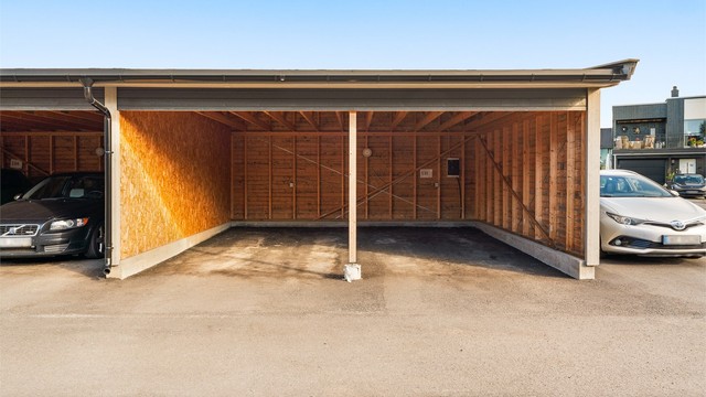 Det medfølger carport, med mulighet for etablering av elbil-lader