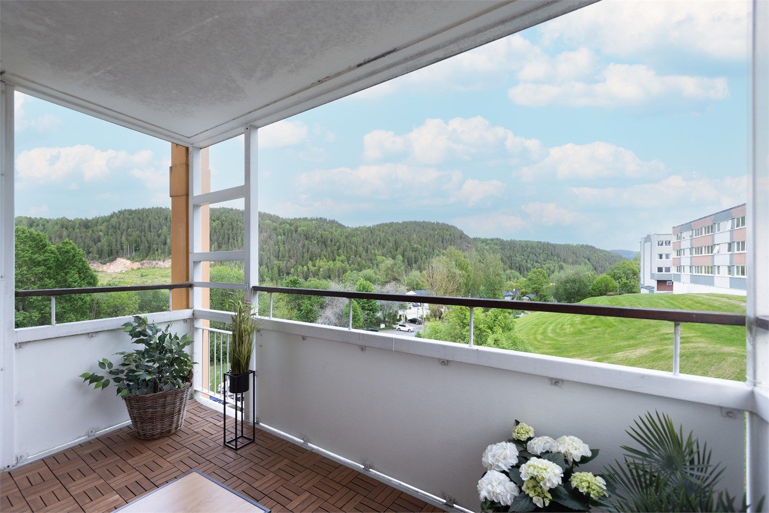 Leiligheten har en fin beliggenhet i enden av fjell med pen utsikt mot naturomgivelser.