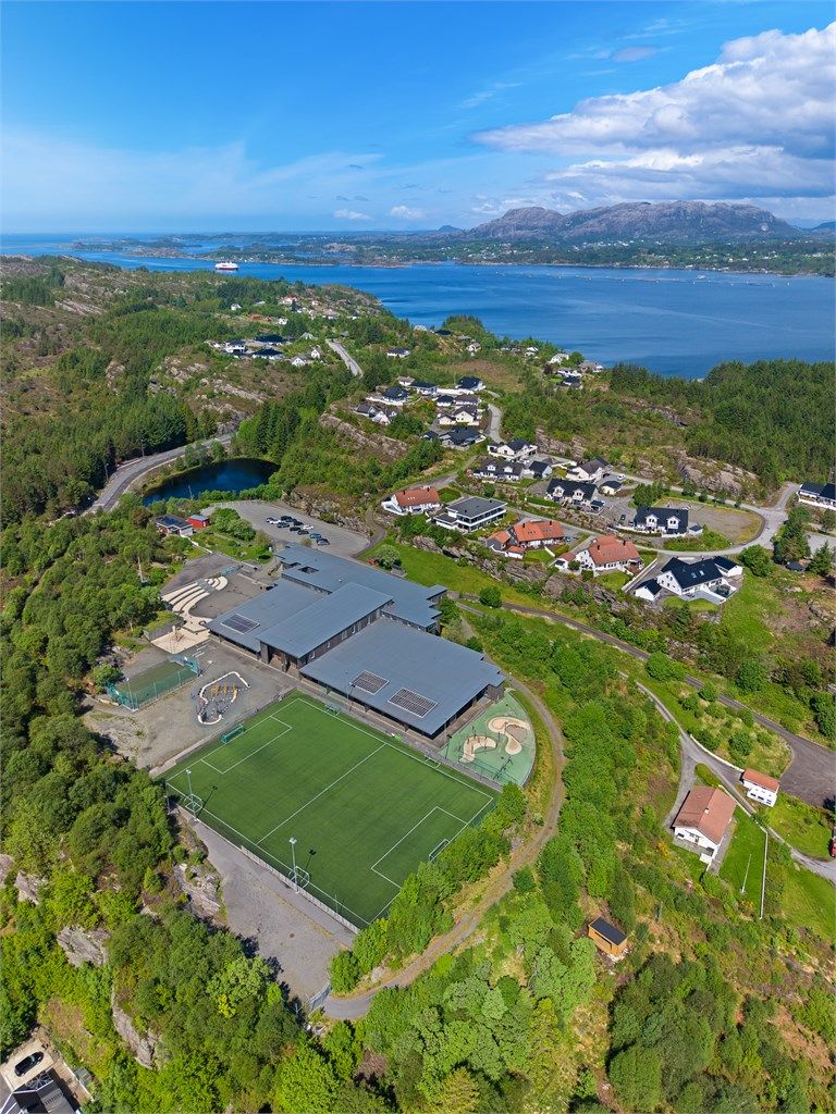 Dronefoto over Fauskanger barne- og ungdamsskole/idrettsplass