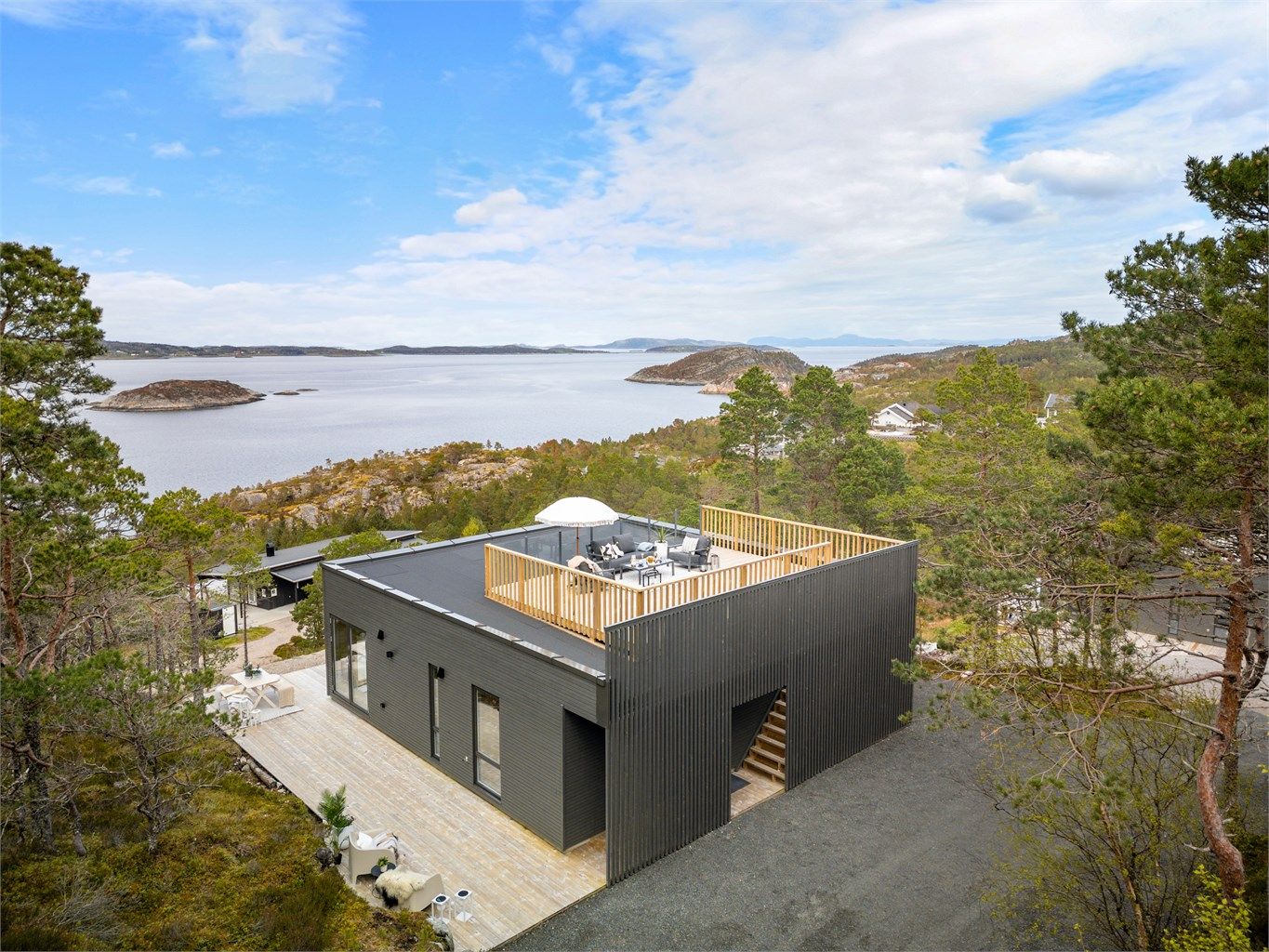 Velkommen til Trollvikhammaren 39 - En moderne hytte på en fantastisk eiendom på Sundlandet!