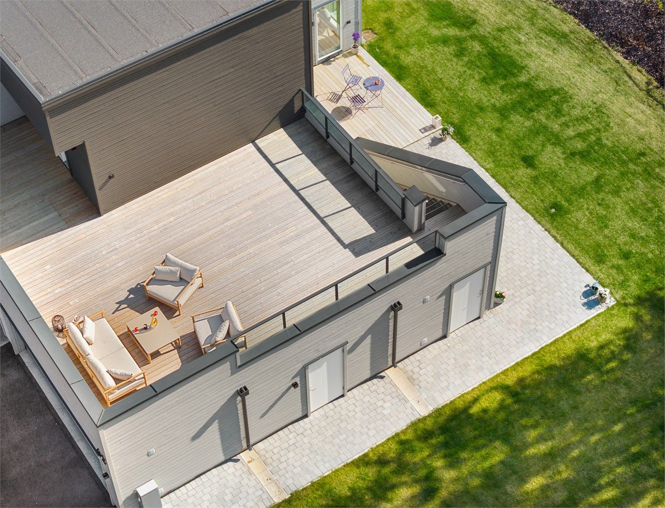 Arealet over dobbelgarasjen er utnyttet med takaltan på hele 60 kvm.